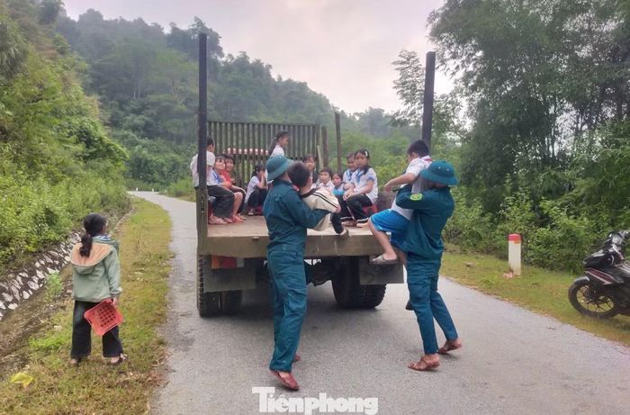Học sinh được các cán bộ chiến sĩ, lực lượng dân quân tự vệ đón đến điểm thuyền, rồi đưa đến trường dự lễ khai giảng.