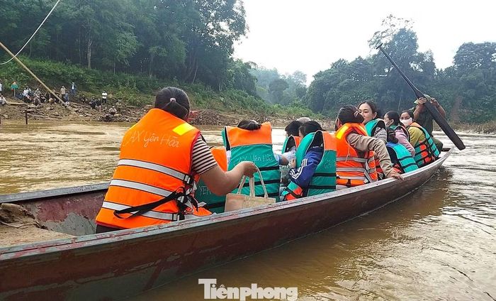 Không còn cầu để qua sông, những chuyến thuyền trở thành “cầu nối” đưa học sinh đến lớp. Các chú dân quân, cán bộ chiến sĩ cẩn thận dìu từng em xuống thuyền, sắp xếp chỗ ngồi và trực tiếp đưa các em vượt dòng đến lớp.