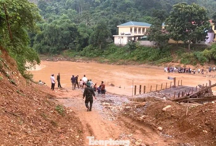 Cầu bị hỏng khiến việc đi lại của người dân, đặc biệt là học sinh, gặp rất nhiều khó khăn. Hàng ngày, người dân muốn qua sông để ra trung tâm xã phải nhờ đến thuyền của lực lượng chức năng.