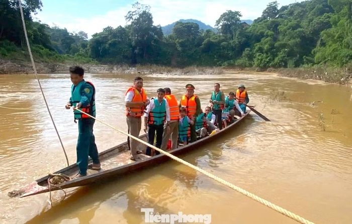 Trước thực trạng trên, ngay từ sáng sớm 5/9, Ban Chỉ huy quân sự, Công an xã Yên Hòa đã huy động đông đảo lực lượng có mặt 2 bên bờ sông, dùng thuyền để hỗ trợ các em học sinh qua sông đến trường.
