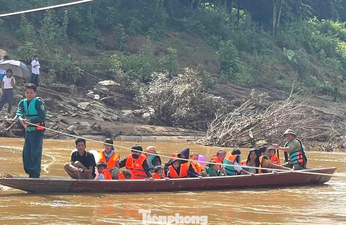 Thiếu tá Kha Văn Hùng - Phó chỉ huy Ban Chỉ huy quân sự xã Yên Hòa (Nghệ An) cho biết, việc đưa đón học sinh qua sông trong những ngày mưa lũ là nhiệm vụ rất cần thiết. "Ngày khai giảng là ngày rất đặc biệt đối với học sinh. Dù cầu bị lũ cuốn trôi, chúng tôi cố gắng để các em vẫn đến trường đầy đủ, an toàn", thiếu tá Hùng chia sẻ.