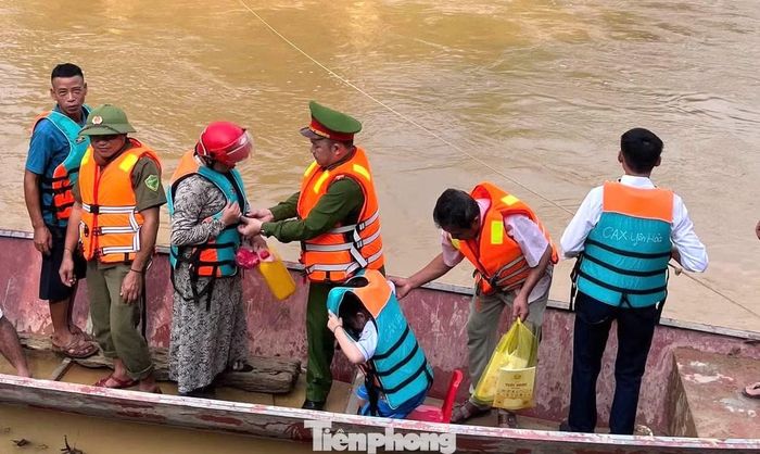 Không chỉ đưa học sinh đến trường, lực lượng dân quân và công an còn hỗ trợ phụ huynh, giáo viên qua khu vực bị chia cắt. Những bàn tay nắm lấy tay học trò, những chuyến thuyền nối đôi bờ sông tạo nên hình ảnh đẹp, ấm áp tình quân dân trong ngày khai trường.