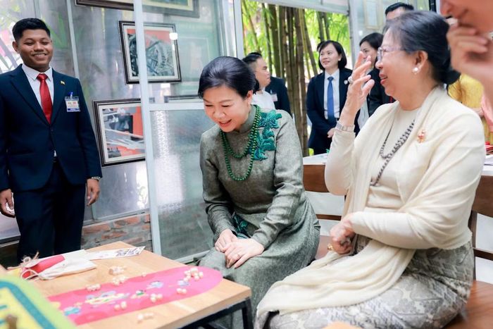 Hai Phu nhân xem các sản phẩm làm từ lụa. Ảnh: Nhật Minh.