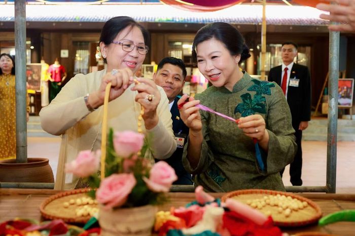 Hai Phu nhân tham gia hoạt động trải nghiệm tại làng lụa Vạn Phúc. Ảnh: Nhật Minh.