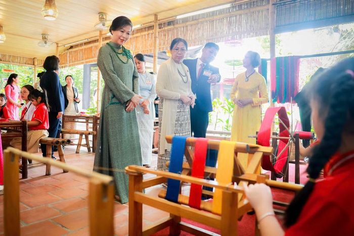 Hai Phu nhân xem dệt lụa thủ công. Ảnh: Nhật Minh.