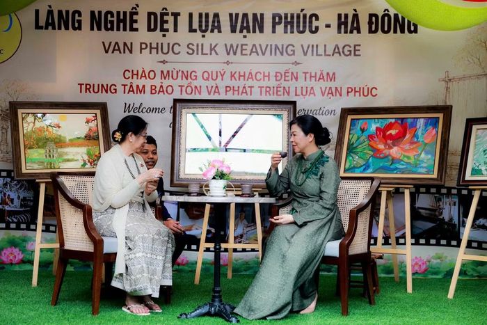 Hai Phu nhân khép lại chuyến trải nghiệm bằng việc thưởng trà. Ảnh: Nhật Minh