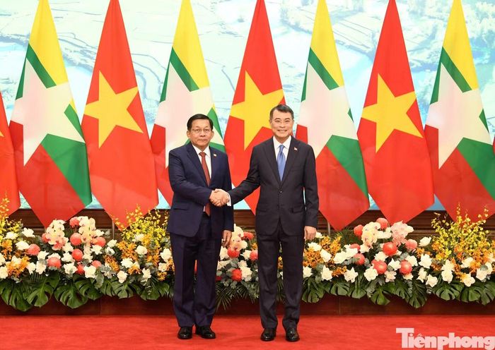  Thủ tướng Lê Minh Hưng và Tổng thống Myanmar chụp ảnh chung trước hội kiến. ﻿Ảnh: Như Ý. 