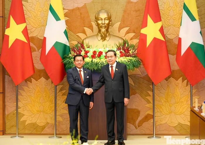 Chủ tịch Quốc hội Trần Thanh Mẫn chụp ảnh chung với Tổng thống Myanmar Min Aung Hlaing. Ảnh: Như Ý.