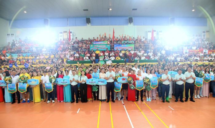 Lãnh đạo Công đoàn PETROVIETNAM trao cờ lưu niệm cho các đội tham gia Hội thao.