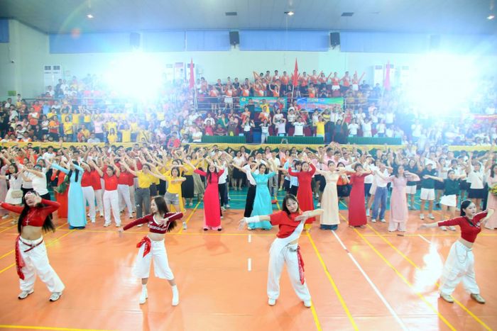 Các vận động viên, cổ động viên tham gia vào tiết mục khởi động "Khỏe cho cuộc sống tươi trẻ".