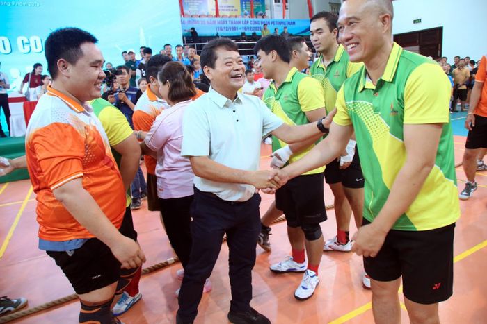Chủ tịch Công đoàn PVFCCo - Phú Mỹ Tống Xuân Phong chúc mừng các vận động viên nam giành chức vô địch môn kéo co.