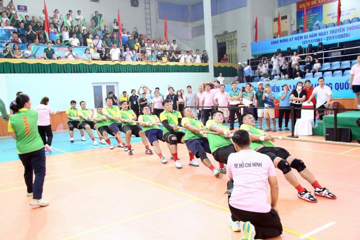 Các vận động viên nam PVFCCo - Phú Mỹ tham gia môn kéo co.