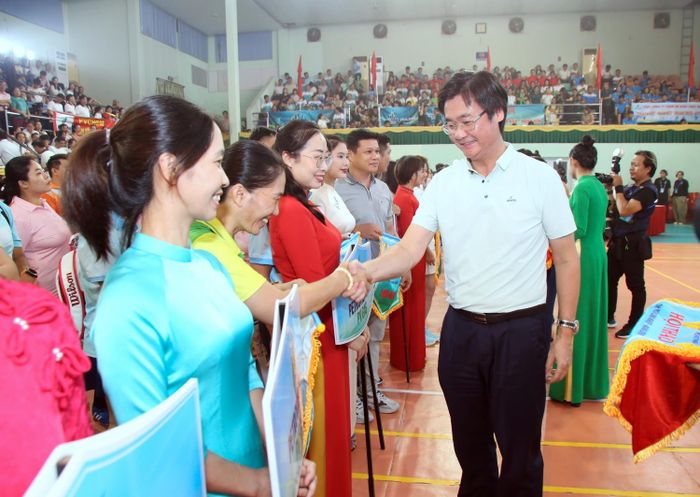Chủ tịch Công đoàn PETROVIETNAM Nguyễn Mạnh Kha trao cờ lưu niệm cho các đội tham gia Hội thao