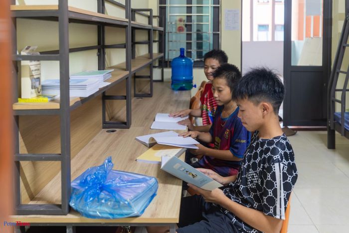 Các em đều cảm thấy rất thoải mái với điều kiện ở phòng. Buổi tối, trước khi đi ngủ, các em có khoảng 2 tiếng tự học. Đúng 9 giờ tối các em phải lên giường, tắt đèn, 5 giờ sáng thức dậy để tập thể dục và ăn sáng.