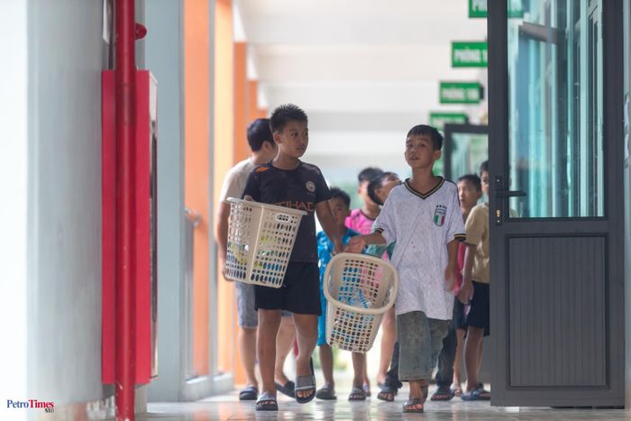 Trước khi xuống căng tin ăn tối, các em sẽ đi đổ rác, vệ sinh phòng ở.