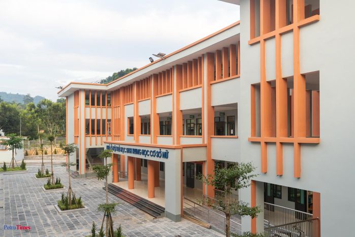Trường PETROVIETNAM - Phong Thổ được chia thành các khu ký túc (nam - nữ riêng) và khu học tập. Ngoài ra nhà trường còn có sân bóng đá, bể bơi...