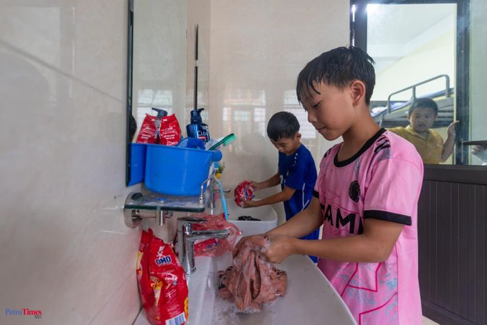 Trung bình mỗi phòng sẽ có ít nhất 3 học sinh và nhiều nhất là 8 học sinh. Các em phải tự giặt quần áo, chia nhau dọn vệ sinh phòng ở và phải tuân theo thời gian biểu.