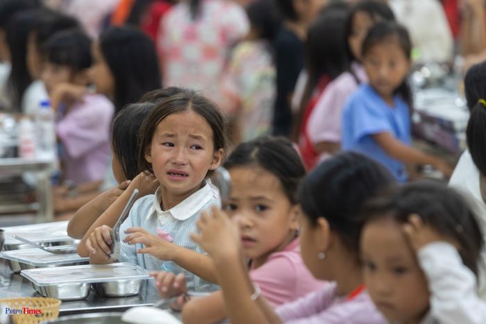 Xa nhà, xa gia đình từ lúc mới chỉ 6 tuổi là cả một thiệt thòi lớn với nhiều học sinh tiểu học ở đây. Nhưng bằng sự quan tâm, chăm sóc của thầy cô và các bạn ở trường, chắc chắn các em sẽ sớm vượt qua nỗi buồn xa nhà.