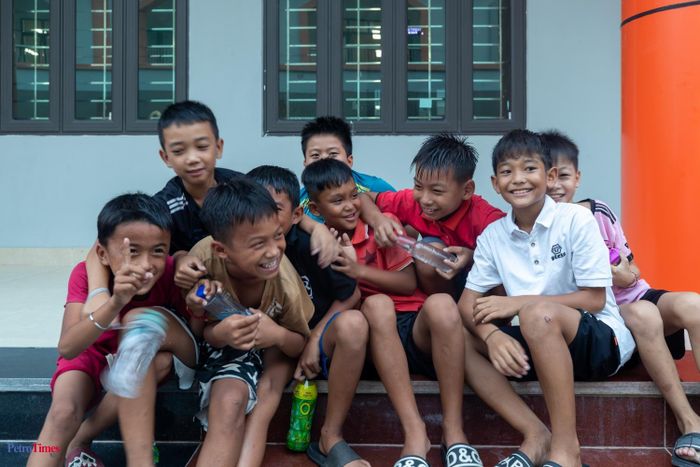 Ngày khai giảng đã cận kề, các em học sinh của trường đều đang có chung một cảm xúc: háo hức vì có trường mới, được đi học mà không còn phải lo nắng mưa, lo những trận lũ quét giữa đường.