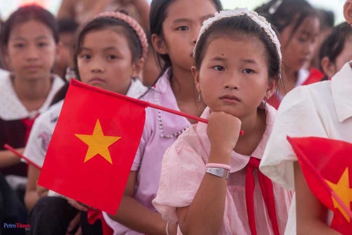  Những ước mơ con chữ của trẻ em Phong Thổ hôm nay đã có thêm một bệ phóng thực sự, để các em vững tin hơn trên hành trình chinh phục tri thức giữa đại ngàn biên cương. 