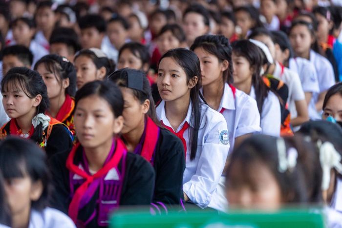 Em Lý Hồng Vân học sinh lớp 9A2 không giấu được sự háo hức: “Có trường mới, chúng em không còn phải trèo đèo, lội suối để đến lớp nữa”.