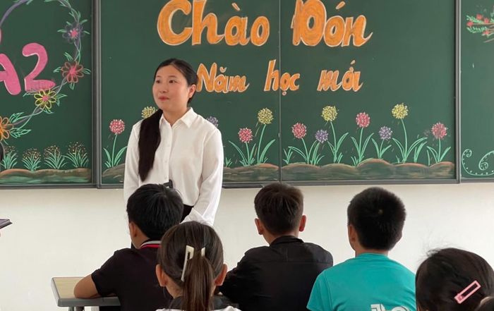 Cô Nguyễn Thị Thùy, giáo viên Ngữ văn: “Các em có phòng học sáng đẹp, thư viện, khu nội trú và nơi sinh hoạt đầy đủ, chúng tôi yên tâm hơn và cũng thấy trách nhiệm của mình lớn hơn”.
