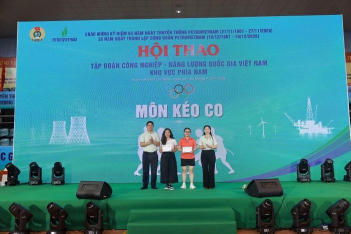 Ban Tổ chức trao giải cho các đội thi đoạt giải môn kéo co.
