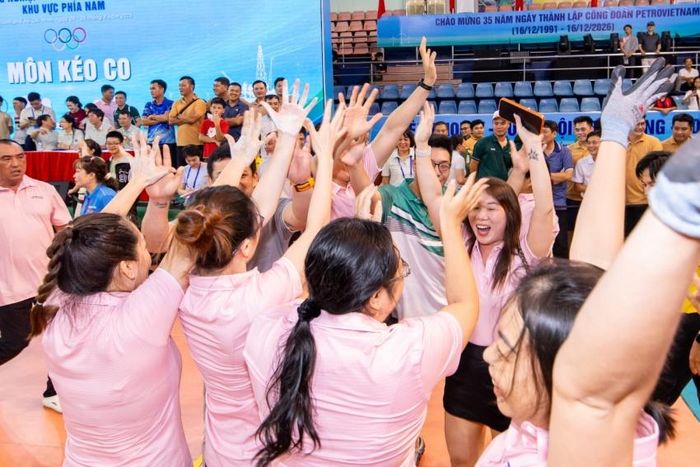 Niềm vui vỡ òa của đội kéo co nữ PTSC.