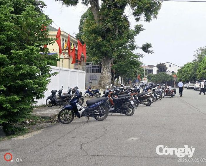 Hướng dẫn phụ huynh dừng, đỗ xe đúng quy định.
