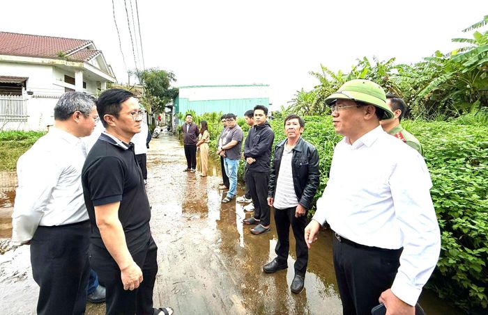 Chủ tịch tỉnh Gia Lai trực tiếp đi kiểm tra và nắm bắt thông tin tình trạng ngập úng tại phường Thống Nhất. (Ảnh: N.T).