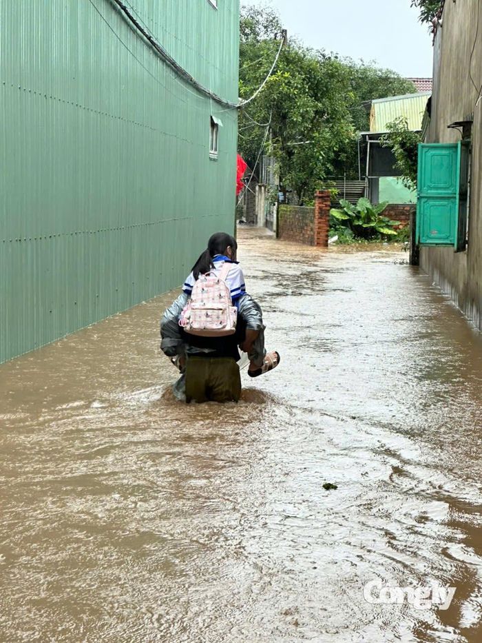 Lực lượng vũ trang phường Thống Nhất lội nước, sơ tán dân khỏi vùng ngập lụt vào sáng 3/9.
