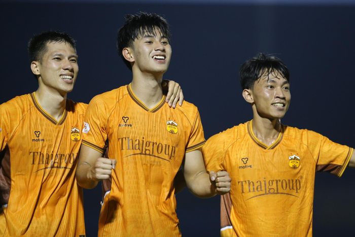 Nhưng chỉ để trụ hạng, thậm chí đối mặt với nguy cơ về lại hạng Nhất liệu có đáng?