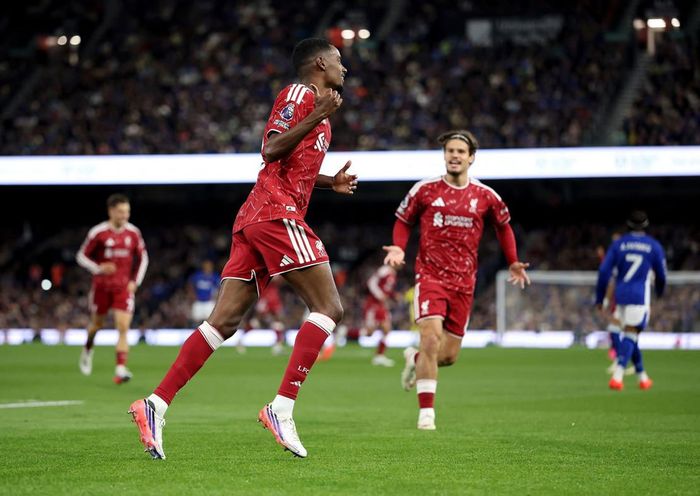 Đến phút thứ 9, Isak xử lý hay nhân đôi cách biệt cho Liverpool
