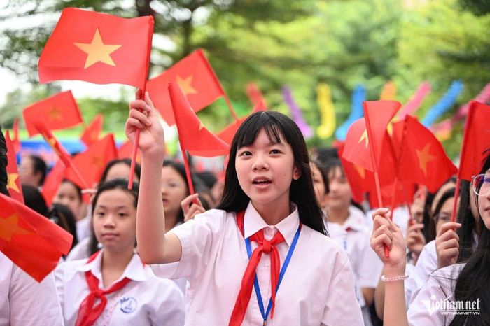 Gần 2400 học sinh trường THCS Trần Duy Hưng (Hà Nội) cùng hoà ca bài hát “Như có Bác Hồ trong ngày vui đại thắng” ngay sau tiếng trống khai trường. Ảnh: Nguyễn Huy
