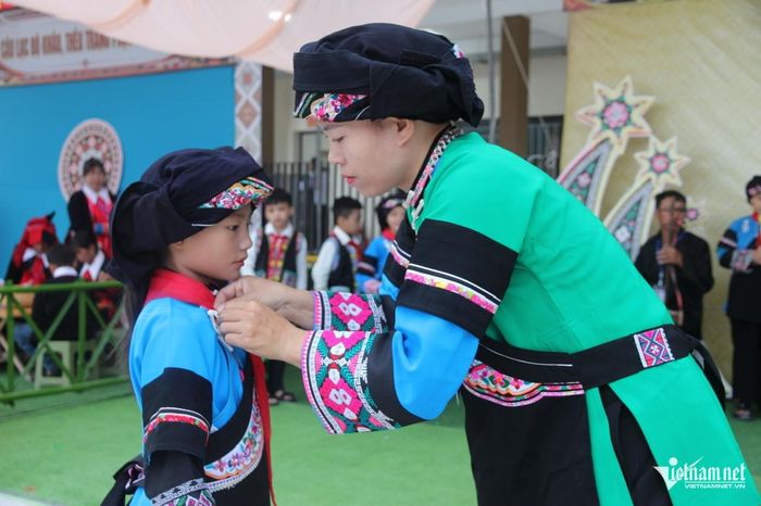 Hình ảnh cô trò tại Mường Khương (Lào Cai) sáng 5/9.
