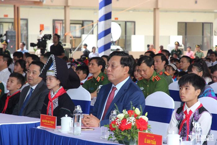 Thứ trưởng Bộ Dân tộc và Tôn giáo Nguyễn Hải Trung tham dự lễ khai giảng tại điểm cầu trung tâm xã Mường Khương.