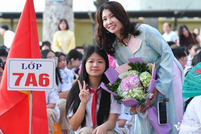 Cô trò Trường THCS Yên Viên, Hà Nội trong lễ khai giảng 2026. Ảnh: Thạch Thảo