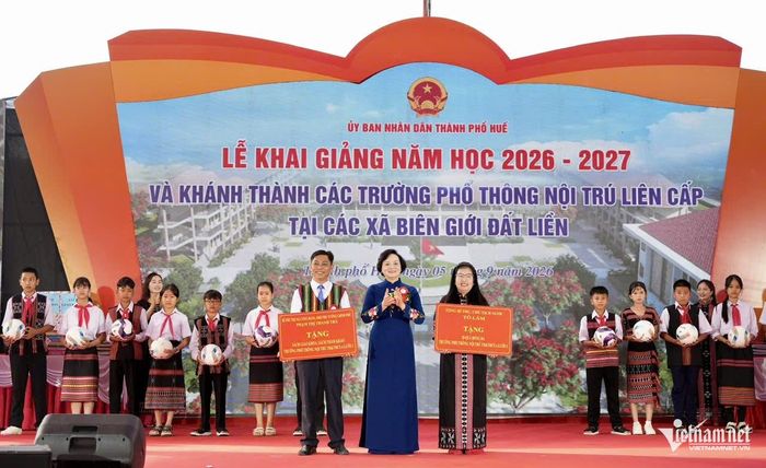 Phó Thủ tướng Chính phủ Phạm Thị Thanh Trà dự lễ khai giảng và khánh thành Trường Phổ thông nội trú Tiểu học và Trung học cơ sở A Lưới 3, xã A Lưới 3, TP Huế. 