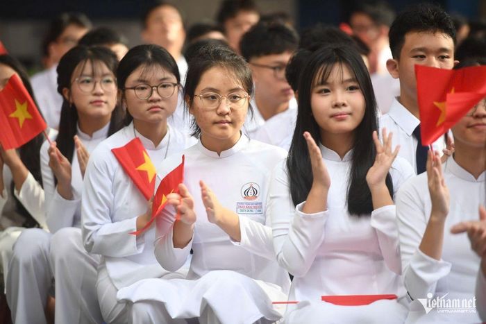 Học sinh TPHCM trong lễ khai giảng sáng 5/9.