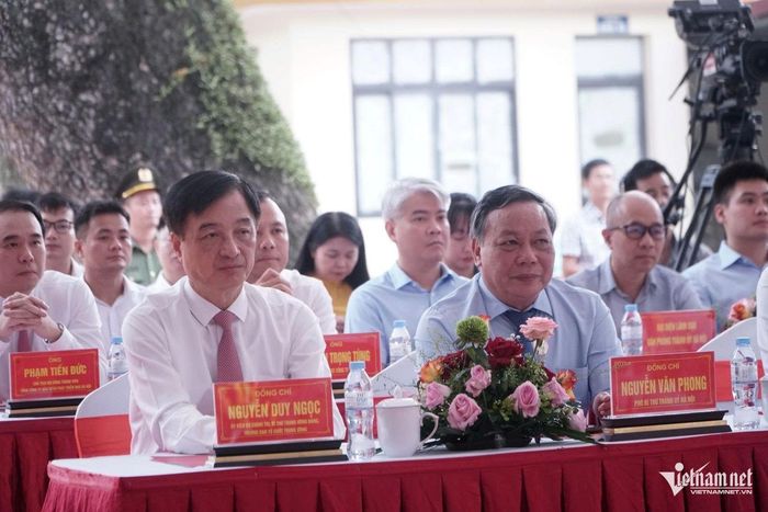 Trưởng ban Tổ chức Trung ương Nguyễn Duy Ngọc dự lễ khai giảng tại trường Tiểu học - THCS và THPT Minh Châu, xã đảo Minh Châu (Hà Nội).
