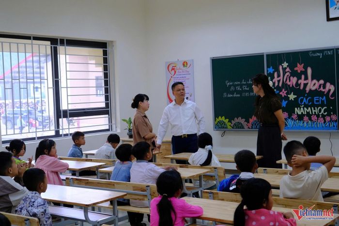 Sáng ngày 4/9, ông Nguyễn Hồng Hưng, Chủ tịch UBND xã Mường Khương kiểm tra công tác chuẩn bị cho ngày khai giảng. Ảnh: Trọng Bảo