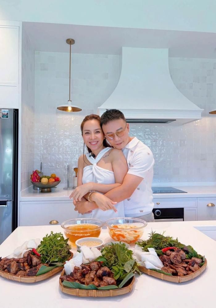 Cả gia đình cùng vào bếp dịp cuối tuần.