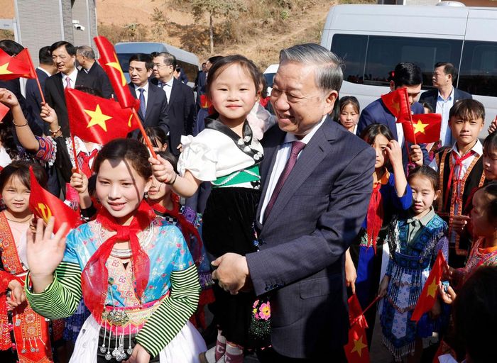 Tổng Bí thư Tô Lâm với học sinh dân tộc thiểu số tại lễ khánh thành Trường Phổ thông nội trú liên cấp Tiểu học và THCS Si Pa Phìn, tỉnh Điện Biên ngày 31/1/2026 . Ảnh: TTXVN
