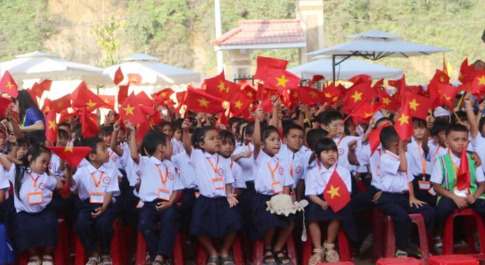 Học sinh Cơ Tu ở Trường Trường Phổ thông Nội trú Tiểu học và Trung học cơ sở xã Tây Giang, TP. Đà Nẵng hớn hở trong ngày khai giảng 5/9. Ảnh: Huy Trường