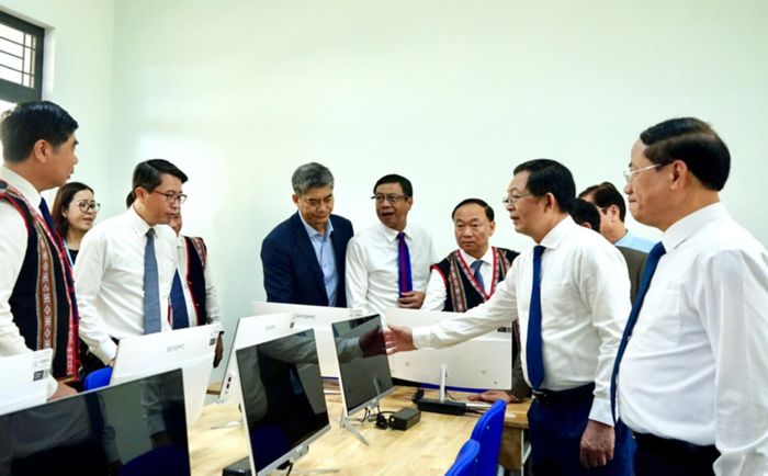 Phó Thủ tướng Chính phủ Hồ Quốc Dũng; Thứ trưởng Bộ Dân tộc và Tôn giáo Y Vinh Tơr cùng các đại biểu tham quan, kiểm tra bàn ghế và các thiết bị máy tính tại trường Phổ thông nội trú liên cấp Tiểu học và Trung học cơ sở Ia Púch, tỉnh Gia Lai. Ảnh: Ngọc Thu