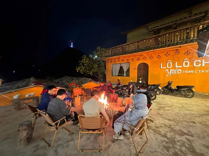 Không gian lung linh về đêm. Homestay có sức chứa 35 người, giá khoảng 500.000 - 1 triệu đồng, tùy hạng phòng và thời điểm