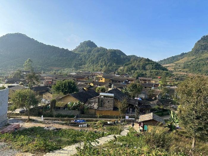 Chị My (đứng giữa) chọn Lô Lô Chải làm điểm dừng chân khi rời phố lên núi 