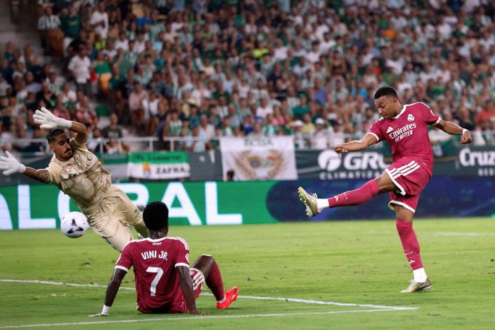 Mbappe phung phí 4 cơ hội ngon ăn. Ảnh: Diario AS