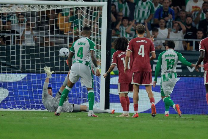 Parrott trừng phạt Real Madrid. Ảnh: Diario AS