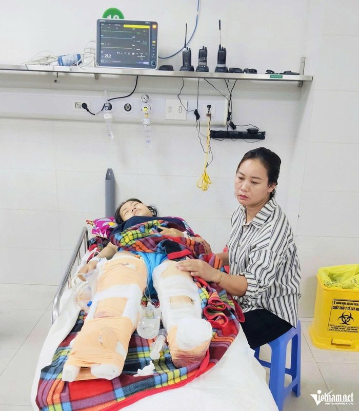 Cô Hiền được đưa đi cấp cứu trong tình trạng hai chân bị dập nát